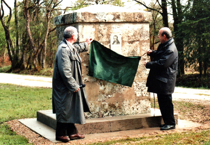 Jean Germain, maire de Tours, et Jean-Pierre Lautman, secrétaire général de la SAPLC, dévoilent la plaque apposée sur le cénotaphe